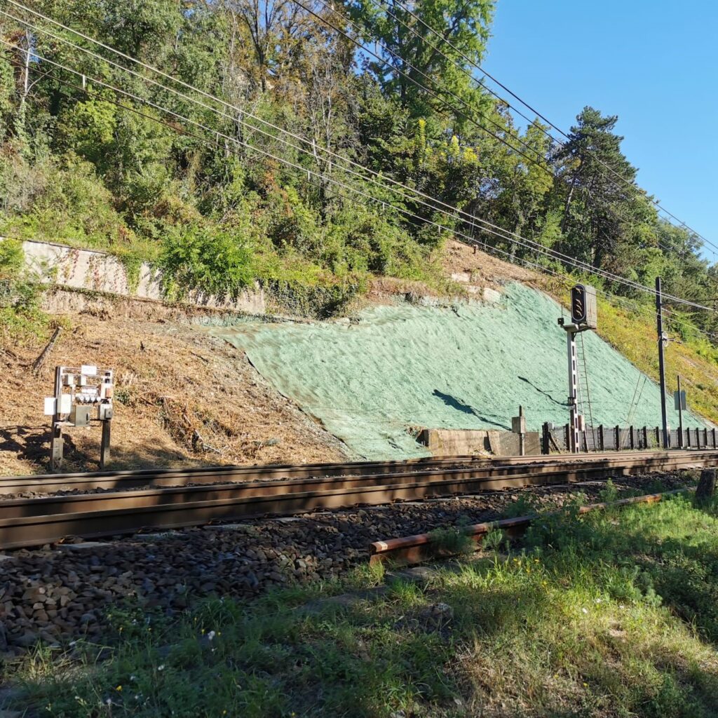 Hydraulic erosion protection instead of geotextiles